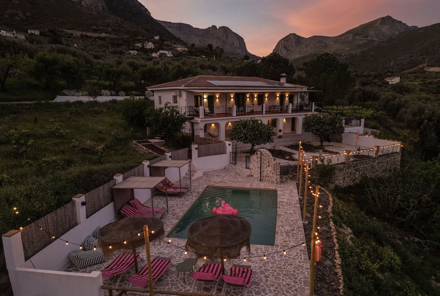 Finca Pilarejo bij Málaga met zwembad bij zonsondergang