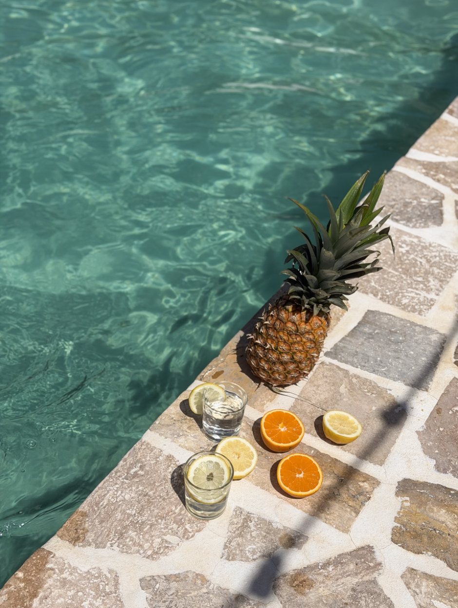 Zwembadrand met ananas en vers fruit, sfeervol detailbeeld